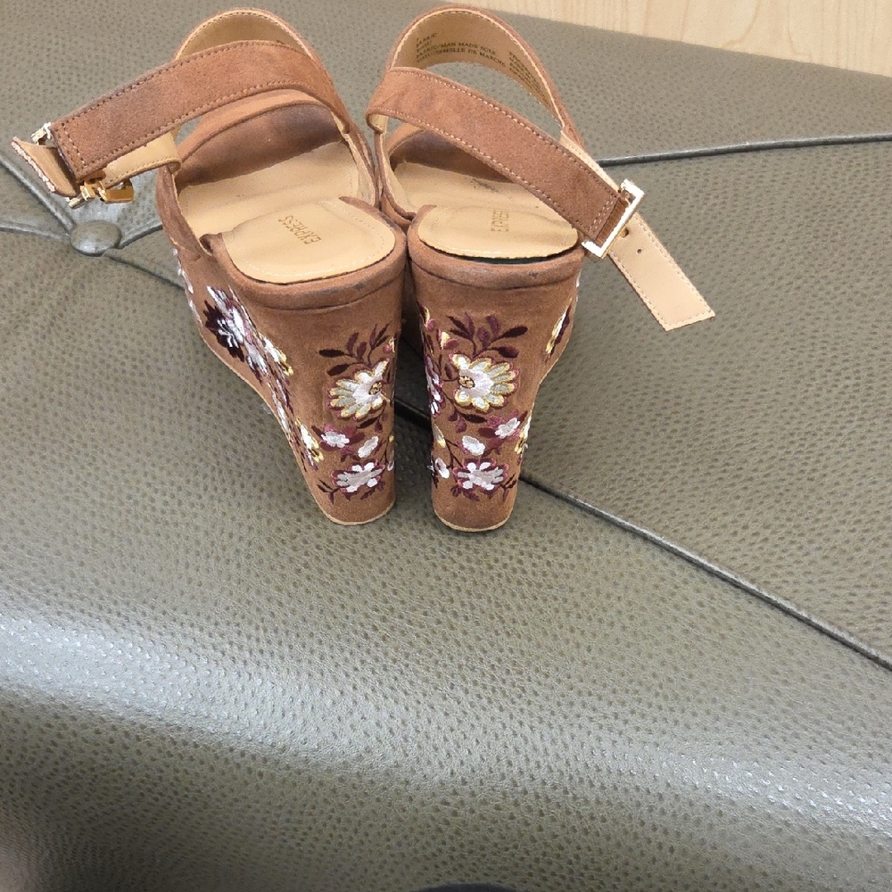 5/$25-Express Tan Wedges with Floral Design - Picture 4 of 7
